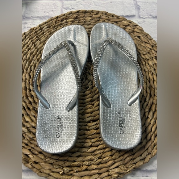 Capelli of New York Silver Flip Flops with Rhinestone Accents. Size 9. - Picture 7 of 7